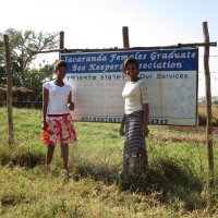 Die beiden jungen Frauen aus Bahir Dar vor ihrem Bienenstand, aufgenommen im Dezember 2015, © Silke Beckedorf